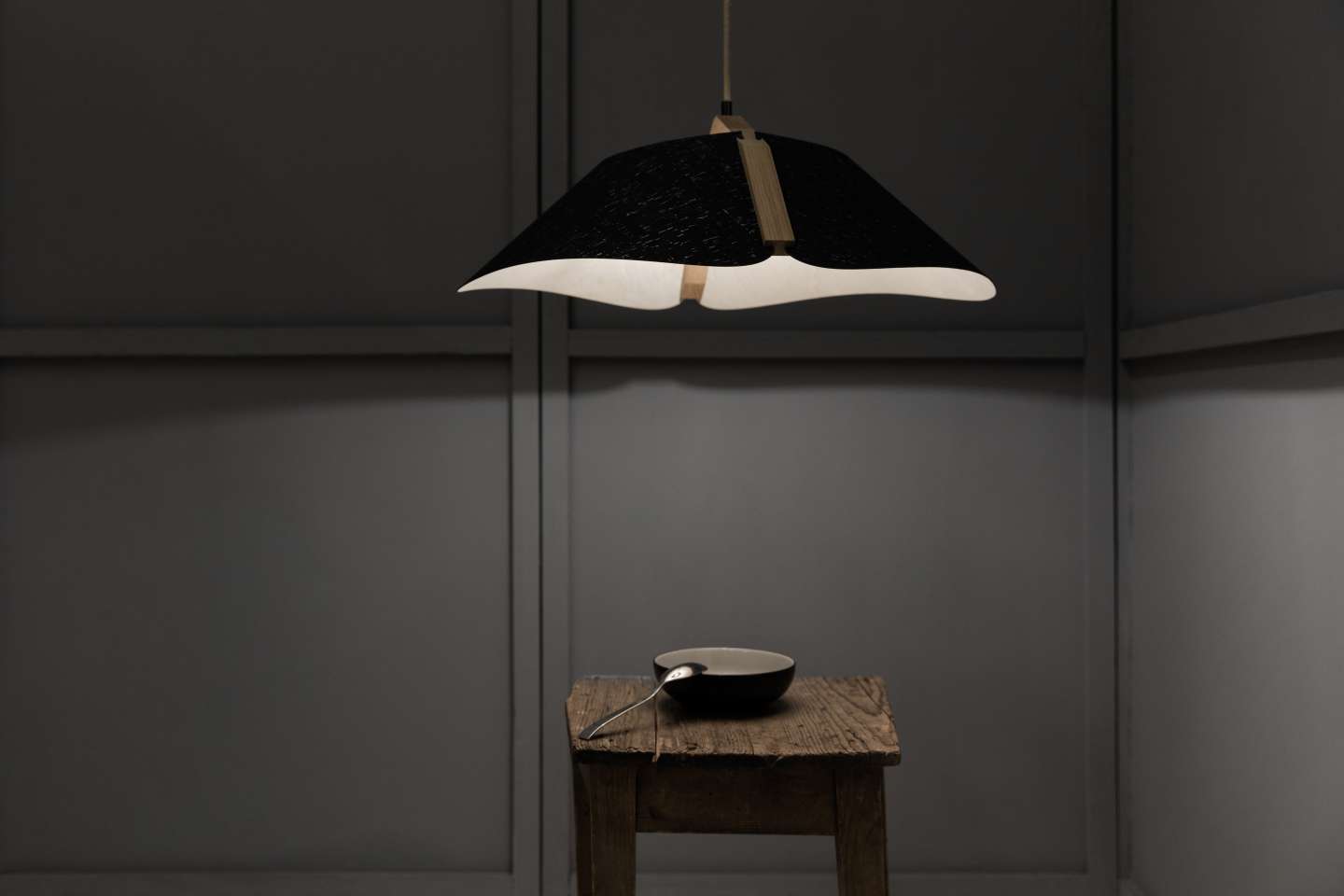 Hängelampe aus Eichenholz, geschwungener Lampenschirm, ALMUT von Wildheim