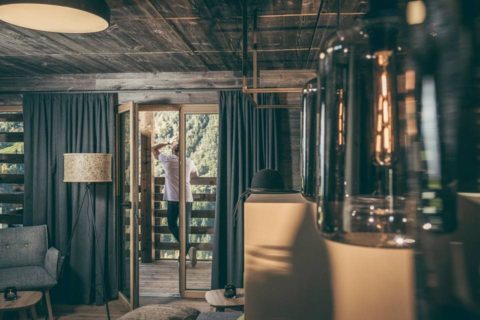 2610 Stehleuchte_Chaletdorf Bergwiesenglueck_(c) Bergwiesenglück (6) 2610 Stehleuchte_Chaletdorf Bergwiesenglueck_(c) Bergwiesenglück (6)