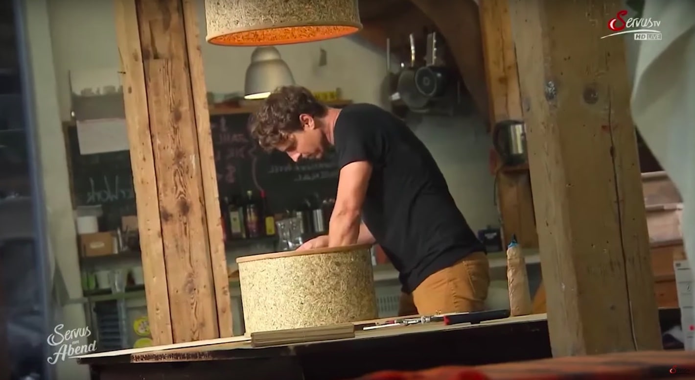 Herstellung eines Lampenschirmes aus purem Heu von ALMUT von Wildheim