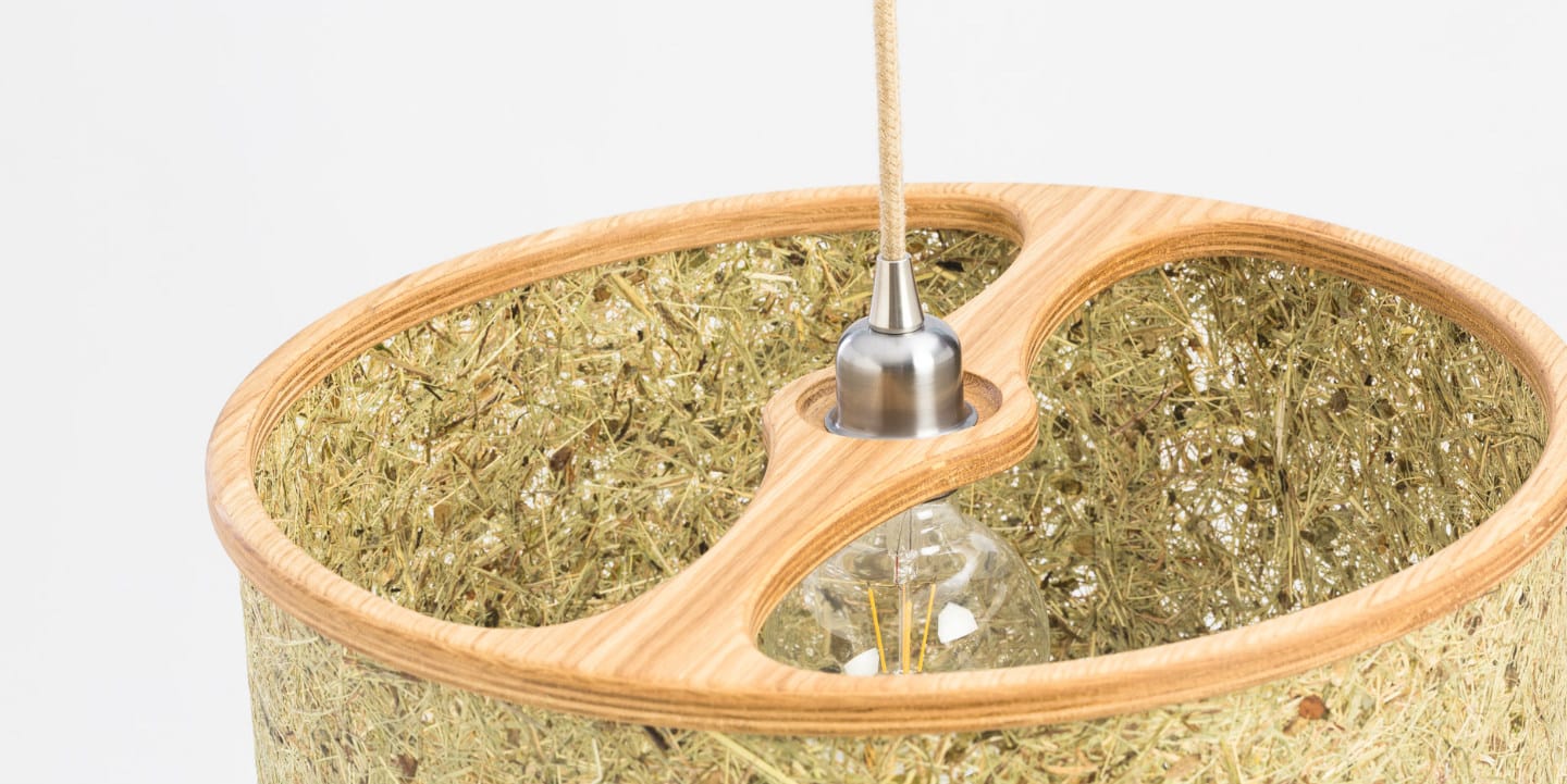 Lampenschirm aus Heu und Holz von ALMUT von Wildheim