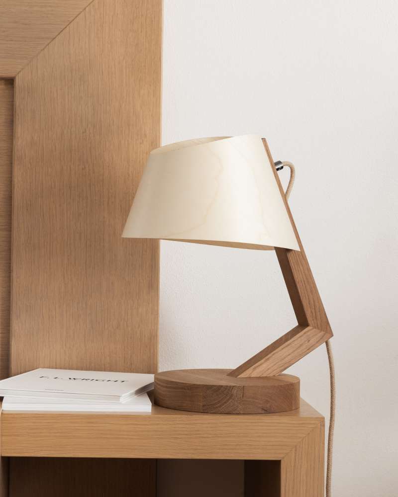 1411_Tischleuchte_geschwungen Ahorn_Wohnsituation-Bett_Tischleuchte_Holz