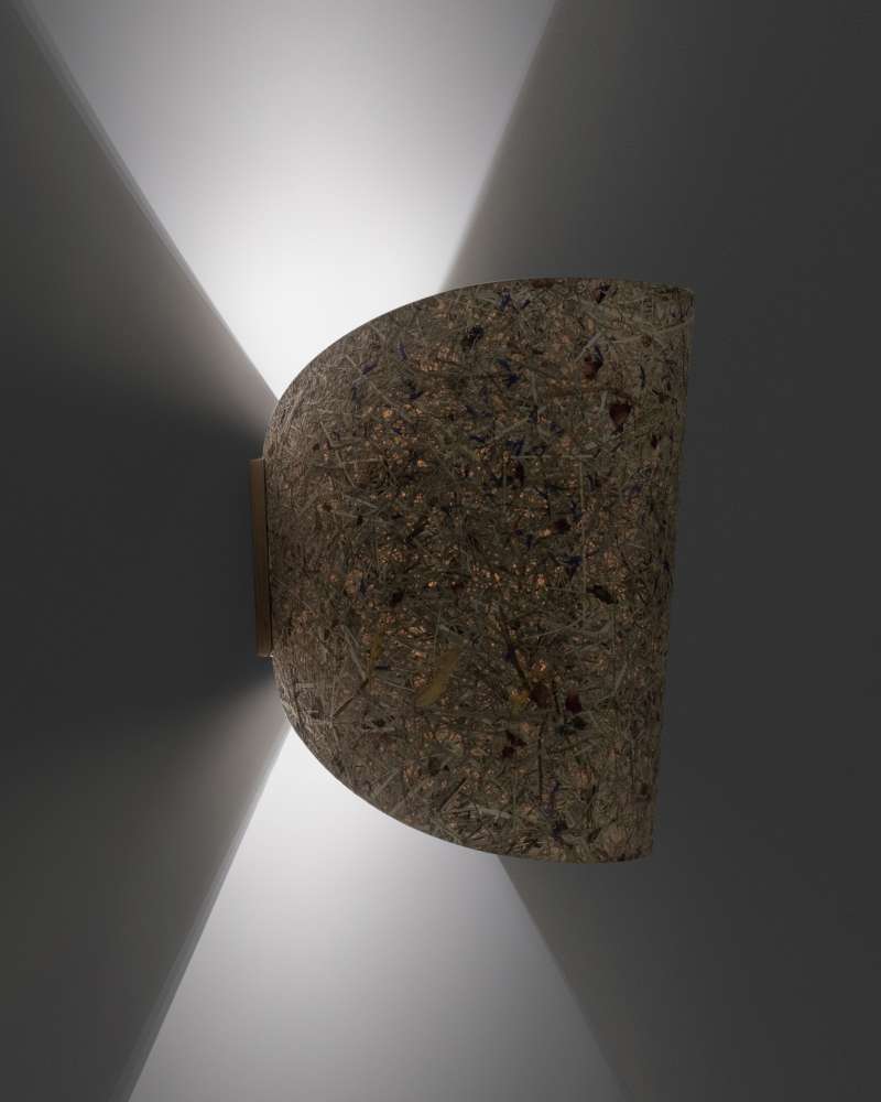 1411_Wandleuchte_geschwungen_Almwiese_Licht an_seitlich