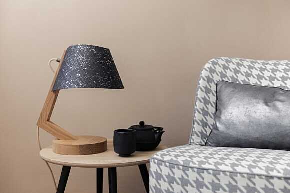 Designlinie 1411 Tischleuchte aus Eiche und Kork von ALMUT von Wildheim Designlinie 1411 Tischleuchte aus Eiche und Kork von ALMUT von Wildheim