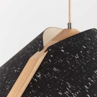 Hängelampe 1411 Lampenschirm konisch aus Holz und Kork Detail von ALMUT von Wildheim