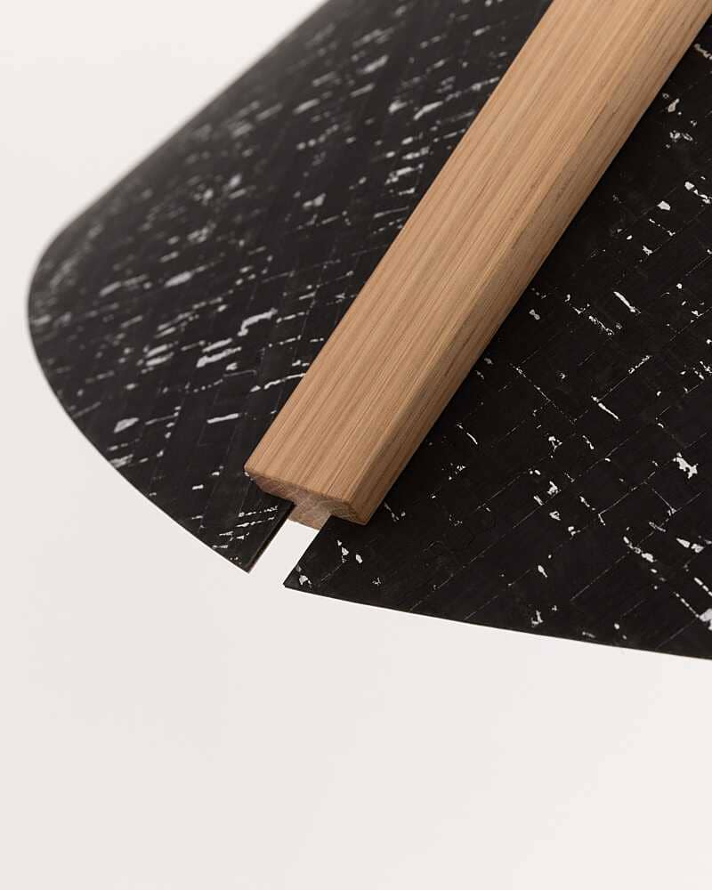 Hängelampe 1411 Lampenschirm konisch aus Holz und Kork Detailafnahme Haengeleuchte von ALMUT von Wildheim