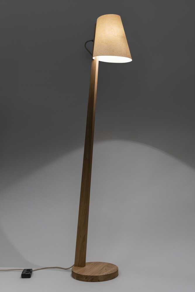 Stehlampe 1411 Eiche Lampenschirm konisch aus Holz von ALMUT von Wildheim Licht an