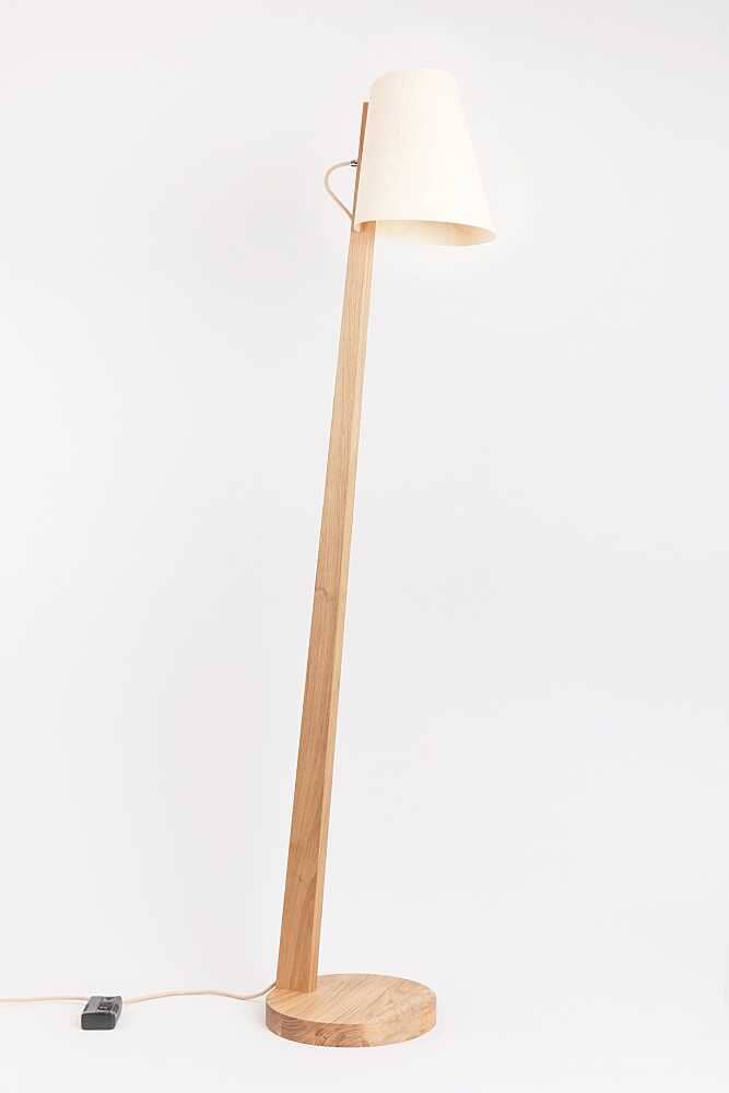 Stehlampe Eiche Lampenschirm konisch aus Holz von ALMUT von Wildheim 1411