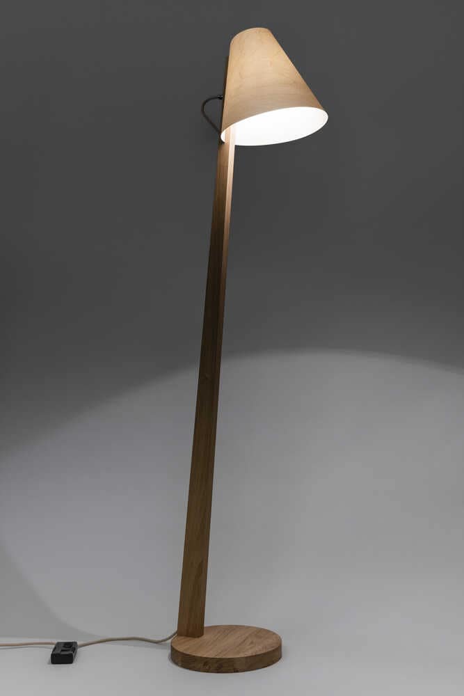 Stehlampe 1411 aus Eiche Lampenschirm geschwungen aus Holz von ALMUT von Wildheim Licht an