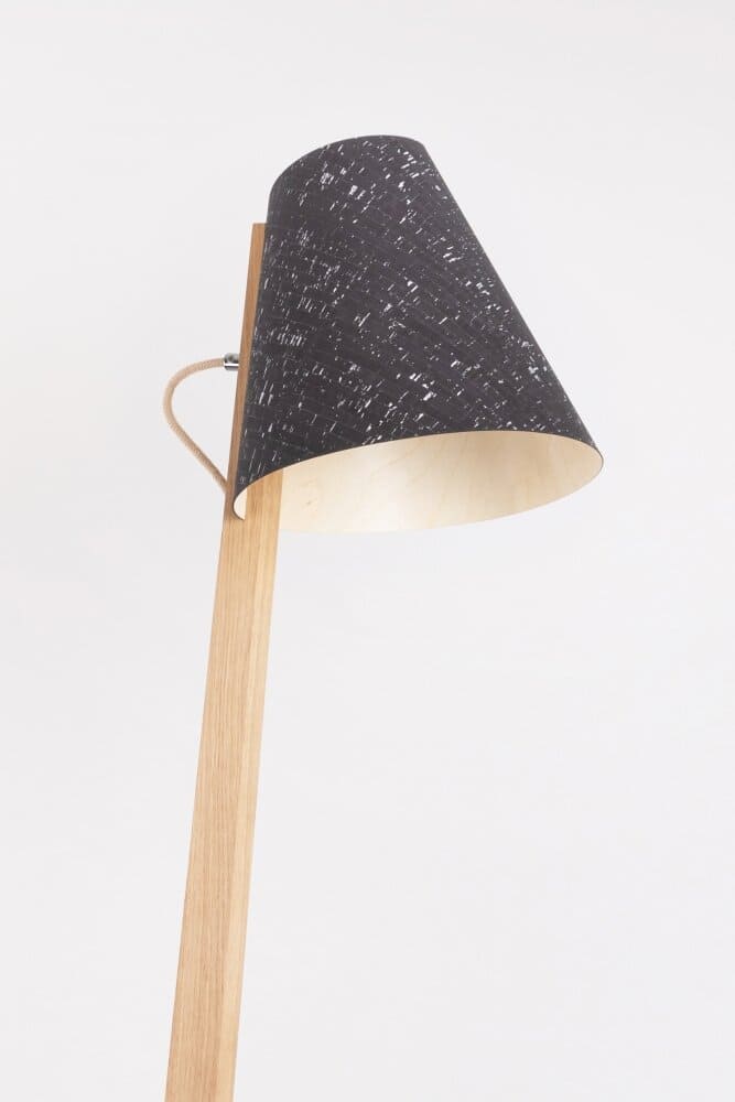 Stehlampe aus Holz Eiche Lampenschirm geschwungen aus Kork und Holz von ALMUT von Wildheim 1411 geschwungen