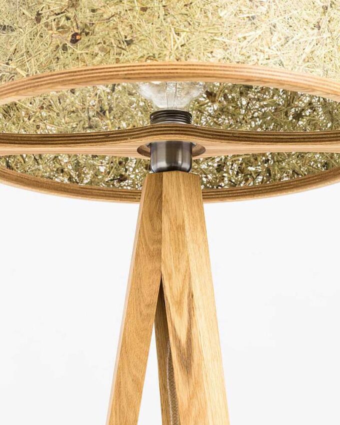 Stehleuchte aus Eichenholz 2610 Lampenschirm aus Heu von ALMUT von Wildheim
