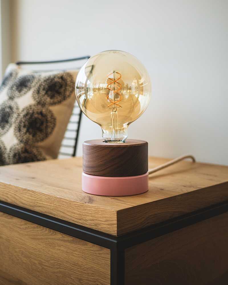 Tischlampe 0239 aus Walnuss Holz von ALMUT von Wildheim