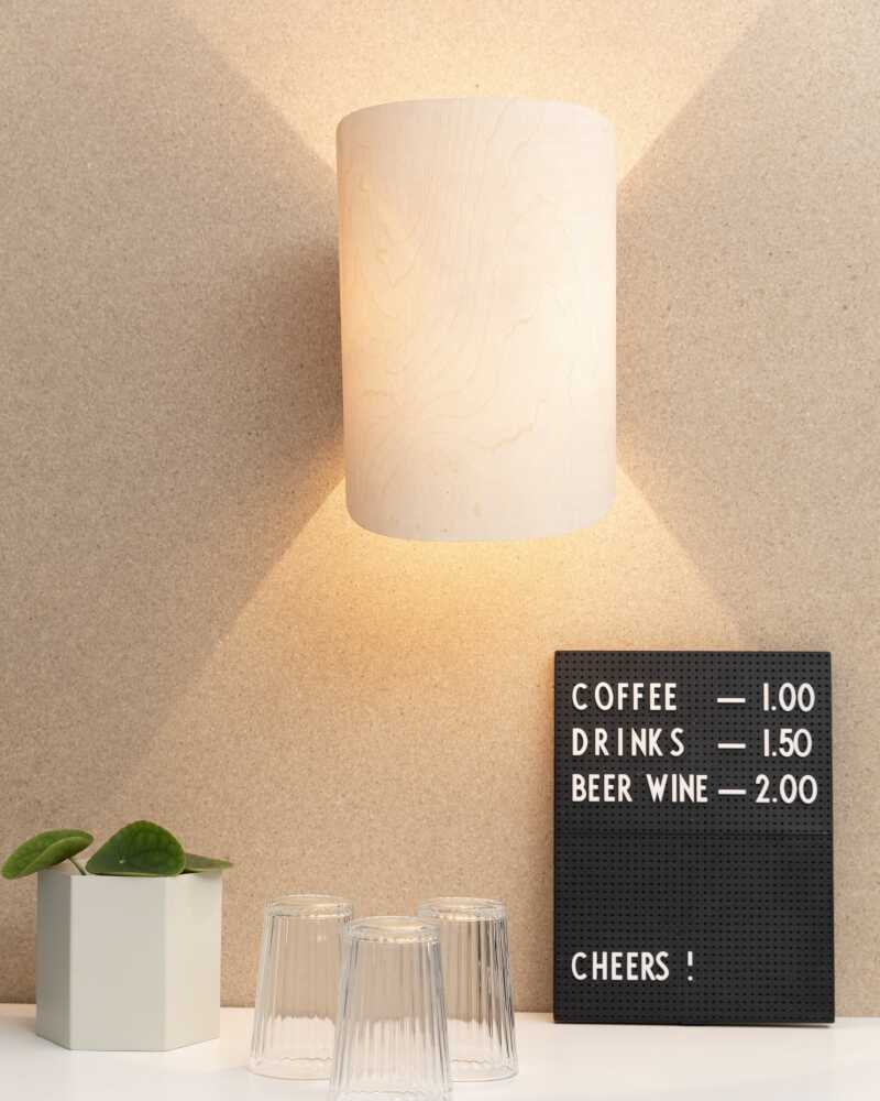 Wandleuchte 1411 aus Holz geschwungen Licht an Wohnsitutaion von ALMUT von Wildheim