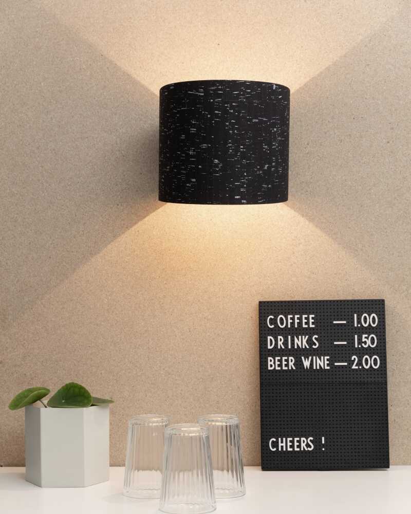 Wandleuchte 1411 aus Holz und Kork zylindrisch Wohnsitutaion Licht an von ALMUT von Wildheim