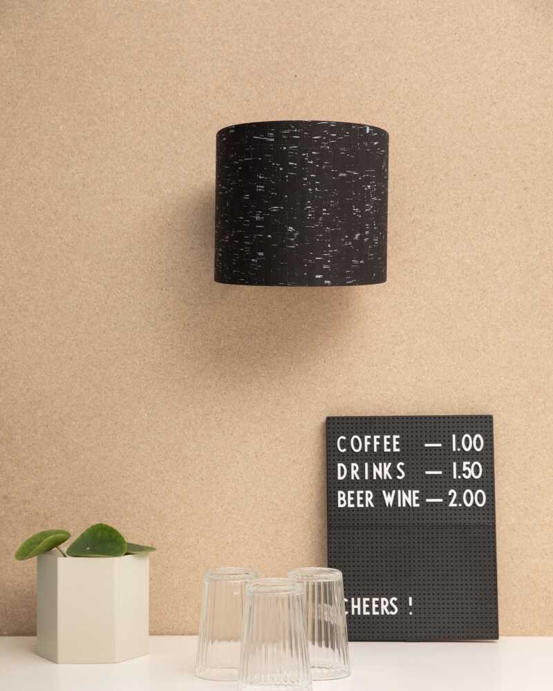 Wandleuchte 1411 aus Holz und Kork zylindrisch Wohnsitutaion von ALMUT von Wildheim