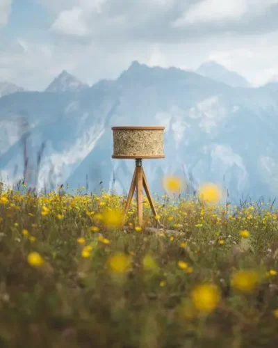 Tischlampe-aus-Eiche-und-Heu-2610-ALMUT-von-Wildheim©Roman_Huber Tischlampe-aus-Eiche-und-Heu-2610-ALMUT-von-Wildheim©Roman_Huber