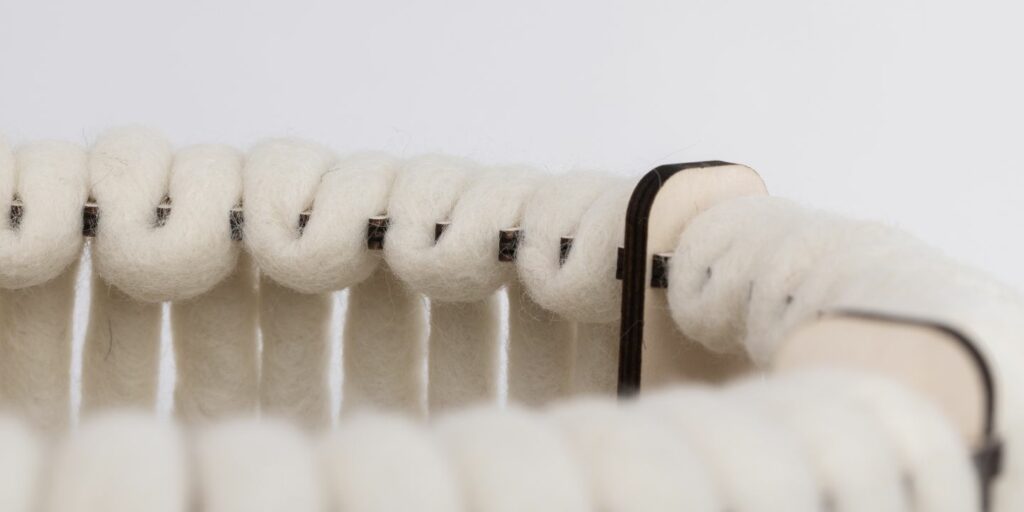 Lampen aus Wolle Designleuchte aus Wolle und Holz ALMUT