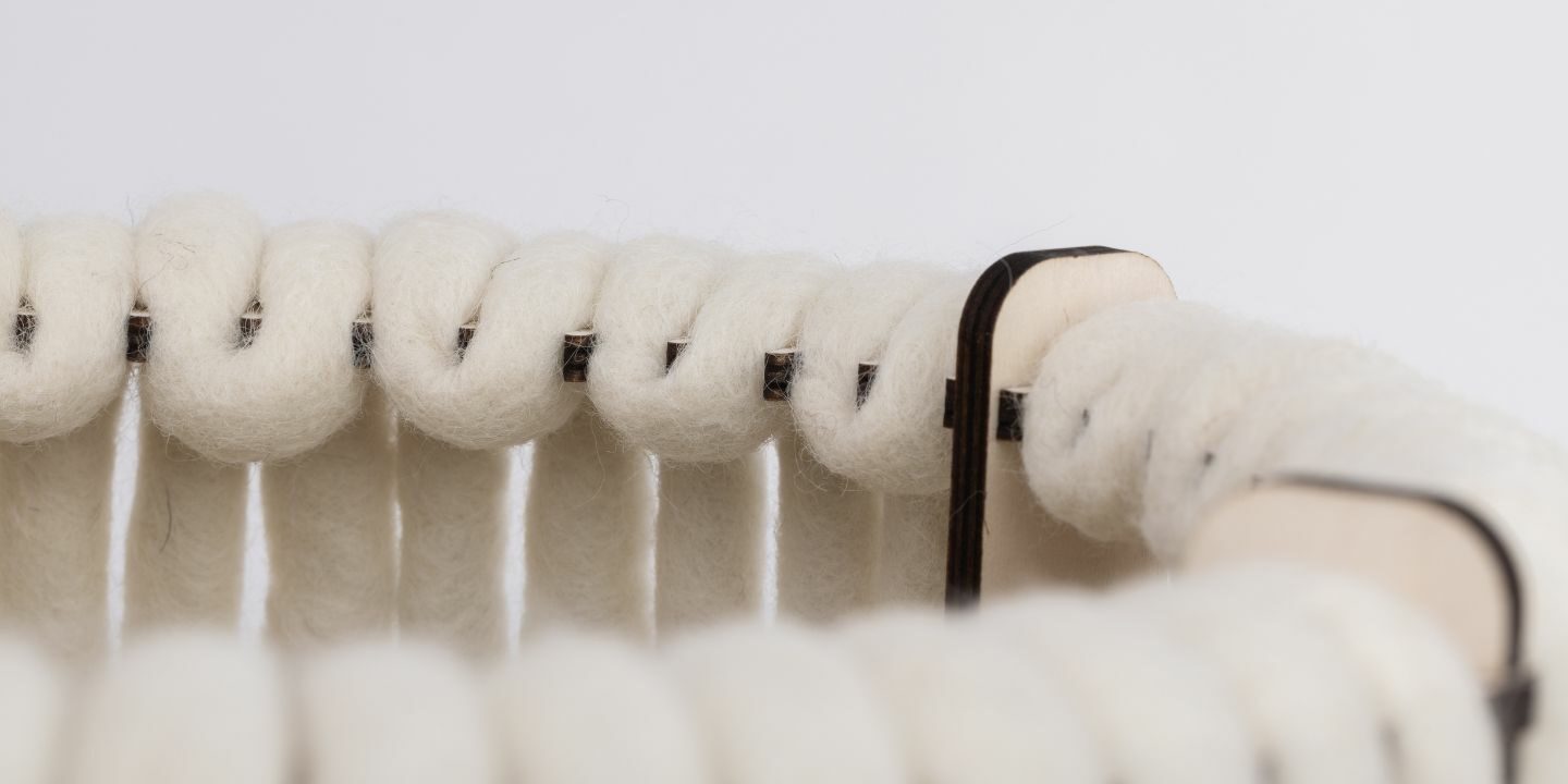 Lampen aus Wolle Designleuchte aus Wolle und Holz ALMUT