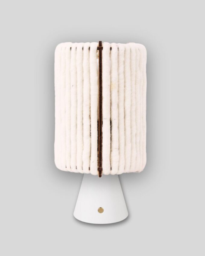 Kabellose Tischlampe aus Wolle ALMUT von Wildheim