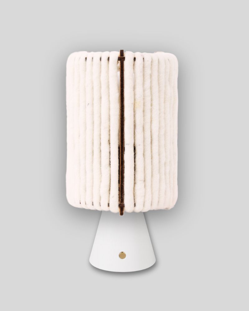 Kabellose Tischlampe aus Wolle ALMUT von Wildheim