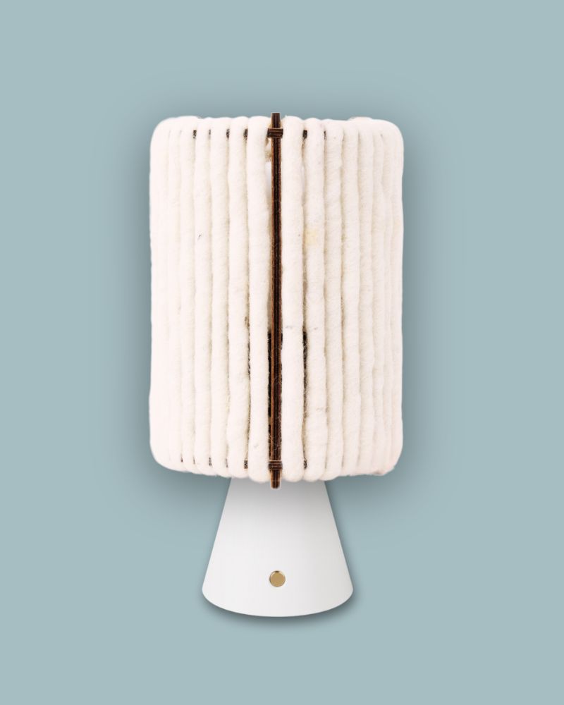 Kabellose Tischlampe aus Wolle und Holz – Bild 7